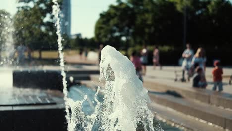 Fuente-de-agua-en-el-parque-al-atardecer.-Cámara-lenta