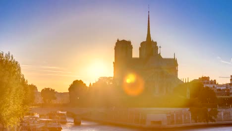 Rückansicht-der-Kathedrale-Notre-Dame-De-Paris-bei-Sonnenuntergang-mit-Sonne-in-den-Frame-Zeitraffer