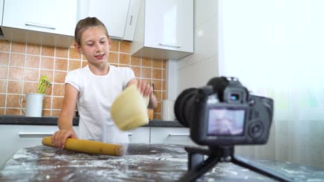 Junge-vloggerin-Aufzeichnung-von-video-Content-für-Foodblog-Teig-mit-Nudelholz