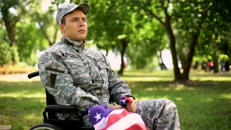 Veteranos-americanos-discapacitados-poner-bandera-a-recordar-guerra,-fe-y-orgullo-de-corazón