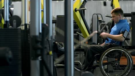 Disabled-Man-Training-in-Gym