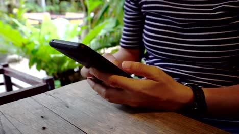 Frau-Hand-mit-Smartphone-im-Café-Shop-Hintergrund.-Wirtschaft-und-soziale-Netzwerk-Konzept.