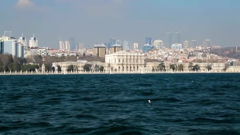 Hervorragende-Vision-vom-Boot-segeln-am-Chiragan-Palast,-Kreuzfahrt-Bosporus-in-der-Türkei