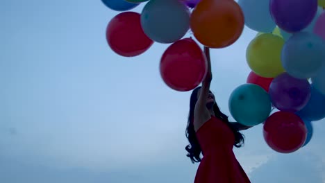 Mädchen-mit-Ballon-mit-Himmelhintergrund-in-Zeitlupe.