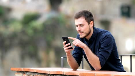 Hombre-sorprendido-de-encontrar-contenido-en-un-teléfono-inteligente