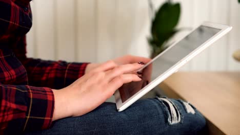 Woman-scrolling-pages-on-tablet-pc,-browsing-social-media,-hands-close-up