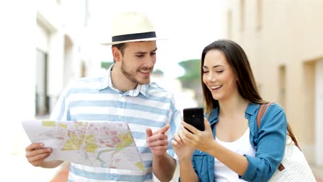 Pareja-de-turistas-andar-comparando-teléfono-y-mapa