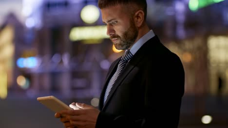 Elegante-Geschäftsmann-mit-Smartphone