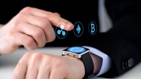 empresario-con-smartwatch-minería-cryptocurrency