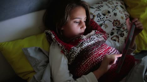 Niña-estudiando-y-haciendo-tareas-en-el-hogar-con-tablet.