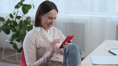 Mujer-riendo-mientras-usa-el-teléfono-móvil