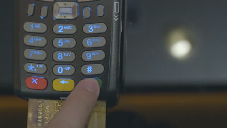 Kreditkartenmaschinen-Chip-und-Pin-Code,-der-von-einem-Mann-POV-eingegeben-wird.-Ein-Detail-zoomte-in-der-Hand,-ohne-Gesichter-zu-zeigen.-In-4K,-Echtzeit.-Kredit-oder-Debitkarte,-die-für-Konsumausgaben-verwendet-wird.