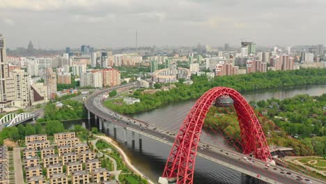 Vista-aérea-del-moderno-puente-con-cable