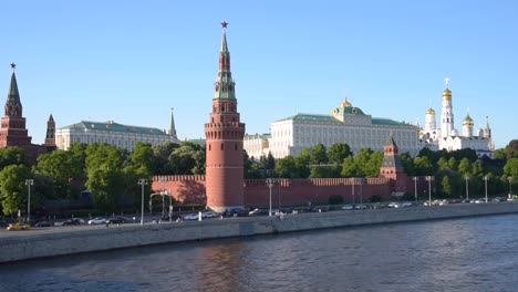 View-of-the-Moscow-River-and-the-Kremlin-on-a-sunny-day