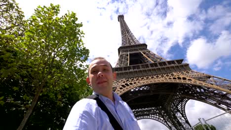 Mann-macht-Selfie-mit-Blick-auf-Eiffelturm-in-Paris-in-4k-Zeitlupe-60fps