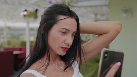 Hermosa-mujer-haciendo-selfie-en-la-terraza-del-restaurante