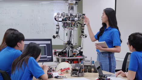 Mujer-asiática-presente-para-el-proyecto-de-robot-con-equipo-en-la-sala-de-reuniones.-Concepto-de-tecnología-e-innovación.