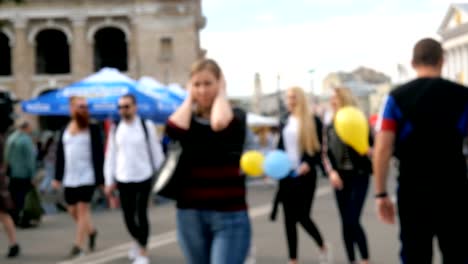 Verschwommene-Bewegung-in-der-Stadtstraße.-Bewohner-der-Stadt-und-Touristen-in-Kiew-zu-Fuß-am-Wochenende-auf-Kontraktova-Platz.