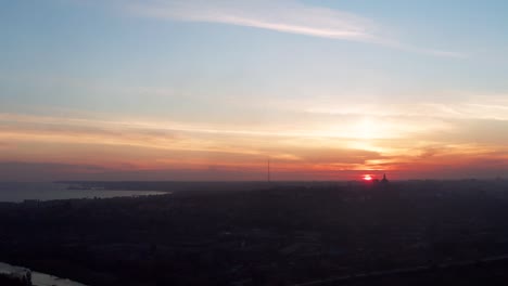 Silhouetten-von-Gebäuden-in-der-Stadt-gegen-den-Himmel-bei-Sonnenuntergang.