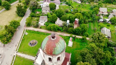 Templo-católico-abandonado-en-un-pequeño-pueblo