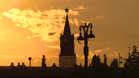 The-floating-bridge-of-the-Zaryadye-park-at-sunset-with-a-view-of-the-Kremlin-in-Moscow,-Russia-in-4k