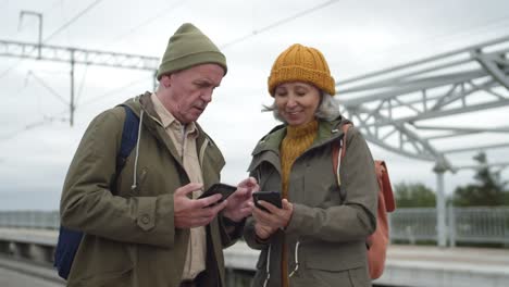 Parejas-de-personas-mayores-en-la-estación-de-tren