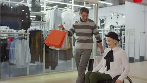 Behinderte-Frau-Einkaufen-mit-Freund-in-Mall