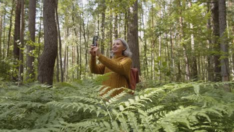 Senior-Female-Photographer-Haciendo-Fotos-de-La-Naturaleza