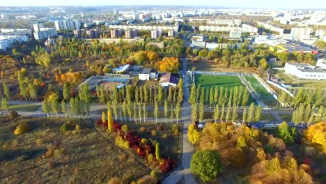 Luftaufnahme-zu-Wohngebiet-und-Park-in-Charkiw,-Ukraine