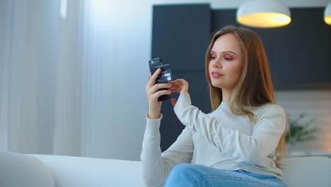 Das-Mädchen-bestellt-Kleider-im-Online-Shop-mit-einem-Smartphone-und-einer-Kreditkarte.-Einfaches-Online-Shopping