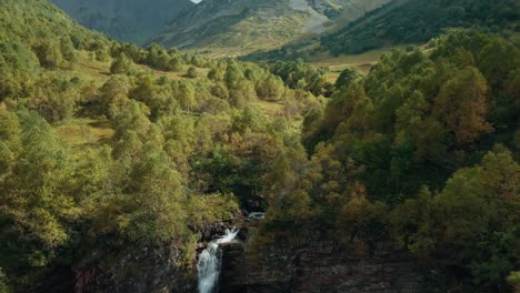 Vista-aérea;-paisaje-de-montaña-con-hermosa-cascada