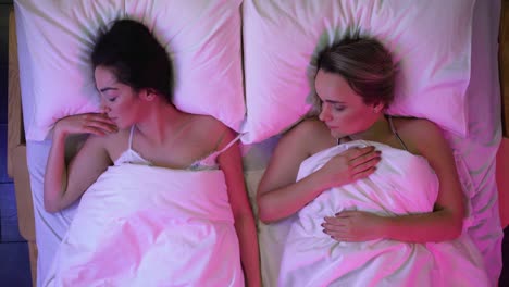 Pareja-romántica-del-mismo-sexo-durmiendo-en-la-cama-juntos,-relación-armoniosa