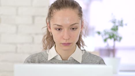 Retrato-de-joven-hombre-alegre-Doctor-haciendo-video-chat-en-la-tableta