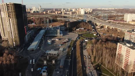 Vista-aérea-paisaje-urbano-de-carretera-de-alta-velocidad-con-coches-en-movimiento-en-un-hermoso-día-soleado.-Disparo-desde-un-dron