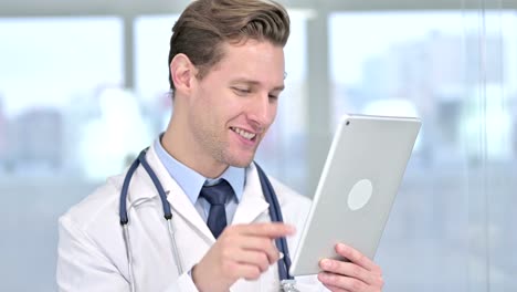 Retrato-de-joven-hombre-alegre-Doctor-haciendo-video-chat-en-la-tableta