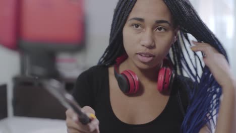 Nahaufnahme-von-afroamerikanischen-Mädchen-Blick-auf-Smartphone-Bildschirm-und-sprechen.-Positive-teen-Aufnahme-Videoblog.-Moderner-Lebensstil,-drahtlose-Technologien,-social-Media.