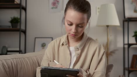 Künstler-Malerei-digitale-Kunst-oder-junge-Frau-mit-Tablet-PC-und-Stift-im-Haus-Zimmer