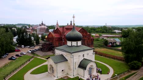 aérea-de-tiro-de-San-Jorge-y-la-Catedral-de-la-Trinidad-de-Yuryev-Polsky,-Rusia