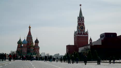 Y-turistas-visitando-la-Plaza-Roja-en-Moscú,-Rusia.-Time-lapse.-FullHD