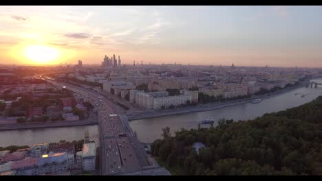 Vista-aérea-de-la-ciudad-al-atardecer