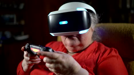 70-Jahre-alte-Frau-beim-Videospiel-verwendet-VR-Kopfhörer-und-Gaming-controller