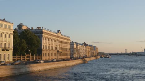 Palast-Damm-am-Abend---St.-Petersburg,-Russland