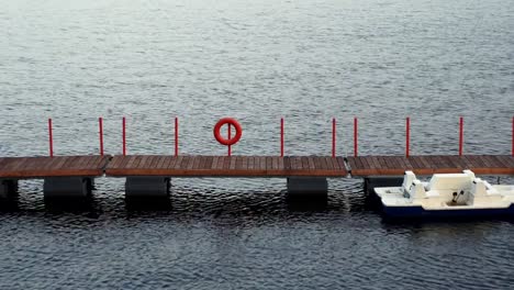 Ein-Boot-auf-dem-Wasser-am-Liegeplatz