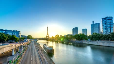 Eiffelturm-Sonnenaufgang-Zeitraffer-mit-Booten-am-Seineufer-und-in-Paris,-Frankreich