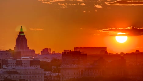 Panorama-con-rascacielos-de-Stalin-durante-la-puesta-de-sol-timelapse-en-Moscú,-Rusia