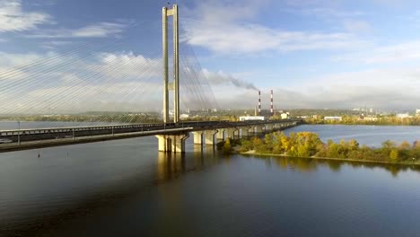 Die-Brücke-über-den-Dnjepr.-Die-Stadt-mit-einer-Vogelperspektive-überspannen.-Südbrücke.-Kiew.-Ukraine.