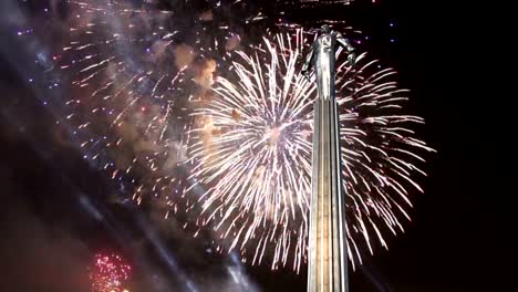 Fuegos-artificiales-sobre-el-monumento-a-Yuri-Gagarin-(42,5-metros-alto-pedestal-y-estatua),-la-primera-persona-en-viajar-en-el-espacio.-Se-encuentra-en-Leninsky-Prospekt-en-Moscú,-Rusia.-El-pedestal-está-diseñado-para-ser-evocador-de-un-extractor-del-cohete