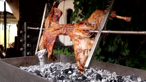 Se-fríe-la-carne-en-una-parrilla-en-un-asador.