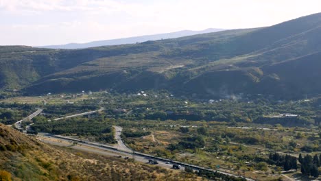 Sicht-auf-die-Autobahn-Straße-auf-den-Berg-in-der-Nähe-Fluss