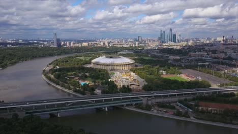 Rusia-día-soleado-Moscú-río-paisaje-urbano-luzniki-stadium-aérea-panorama-4k